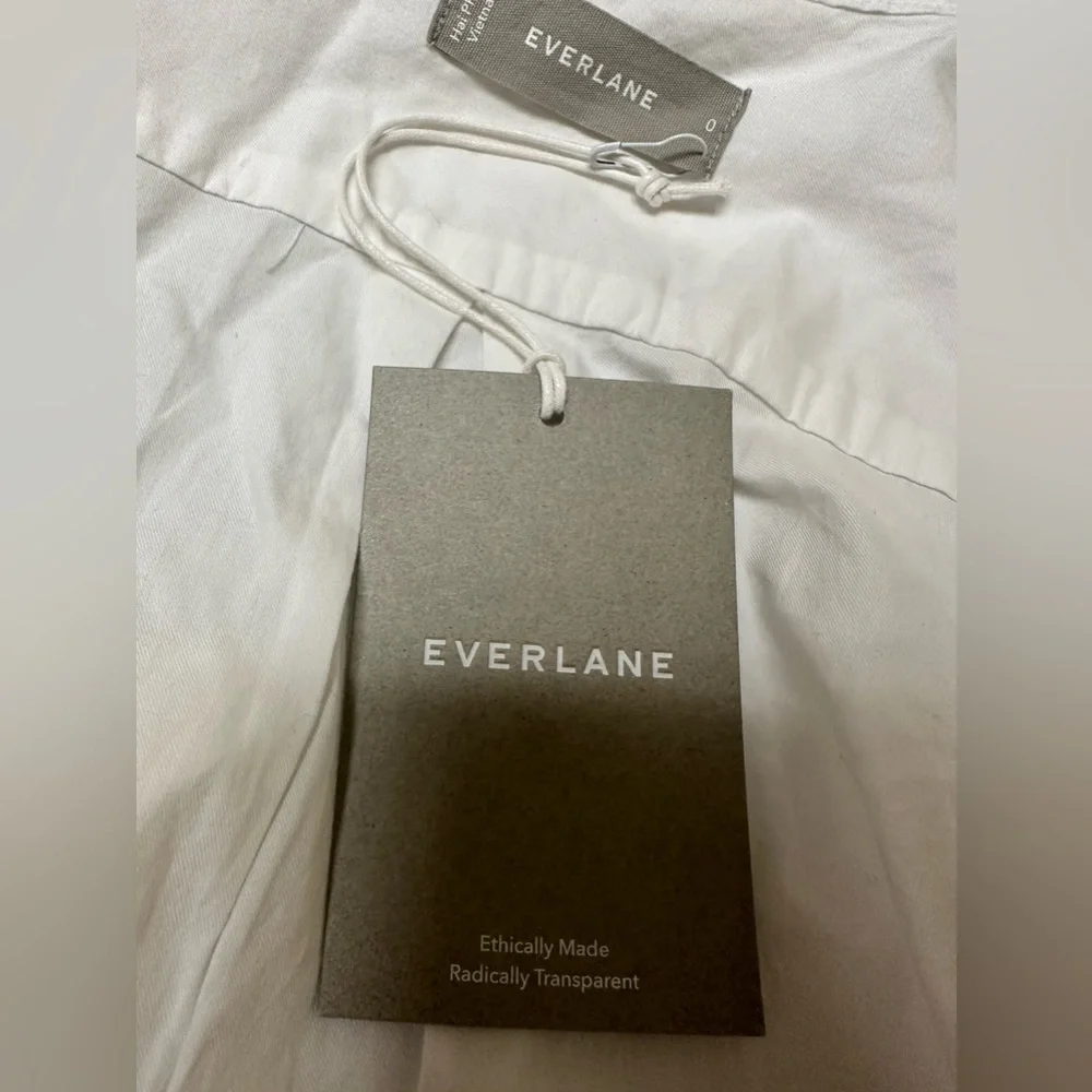 Everlane Must-Have White Button Down Shirt in Silky Cotton - Picture 8 of 8